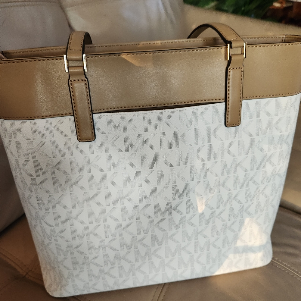 Handbag - Picture 2 of 3